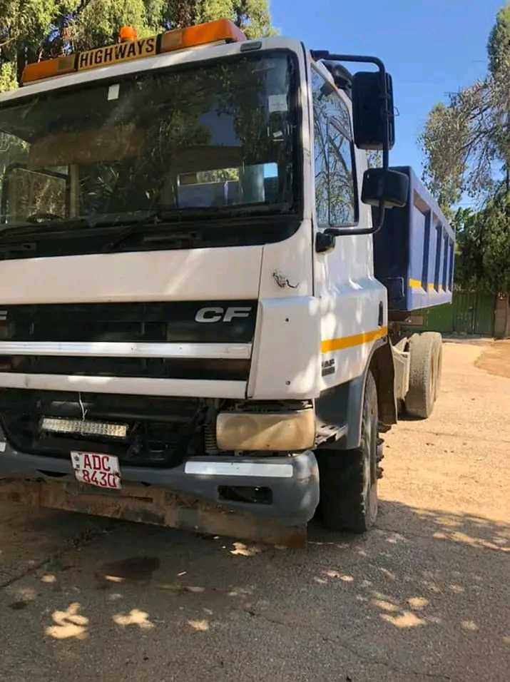 Daf Cf75 tipper

Year 2004
Transmission Manual 
Gearbox ZF 8 speed 
Engine 920
Gross mass 26000
Net mass 9000
15 cubic
14k USD neg
Runner !!!!!!! 
App or call 📞 0783666294