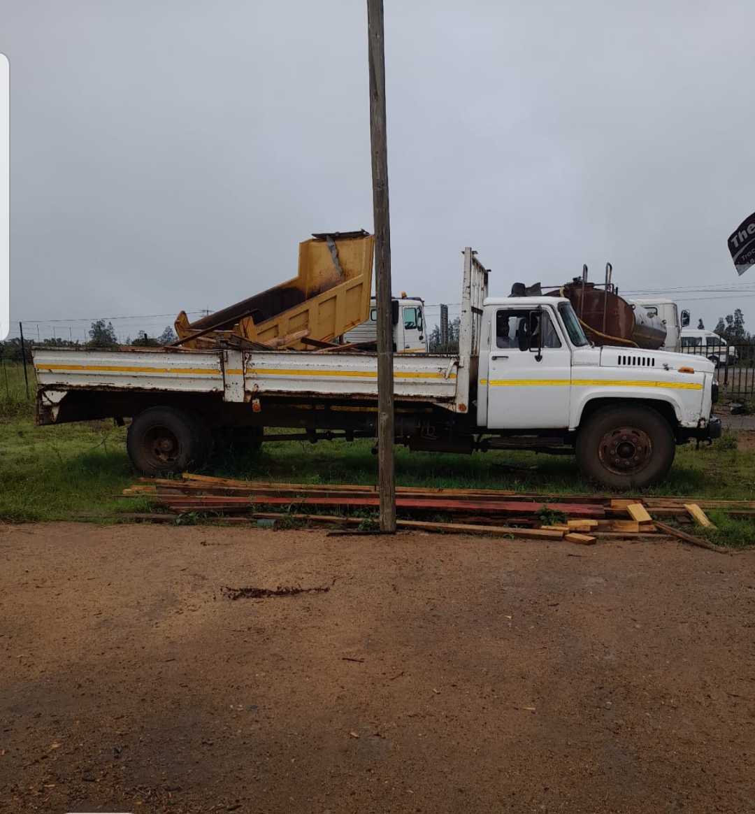 A picture of Nissan UG 780 8 ton flat truck