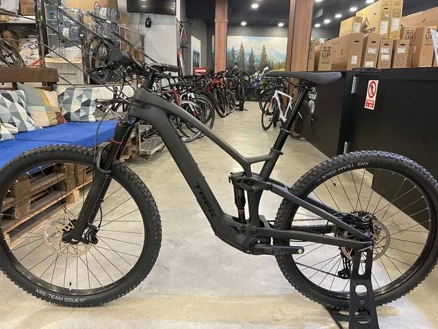 A picture of 2023 Trek Madone SLR 6 eTap Gen 6