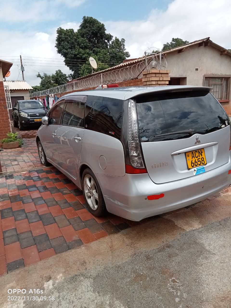 A picture of Mitsubishi grandis 