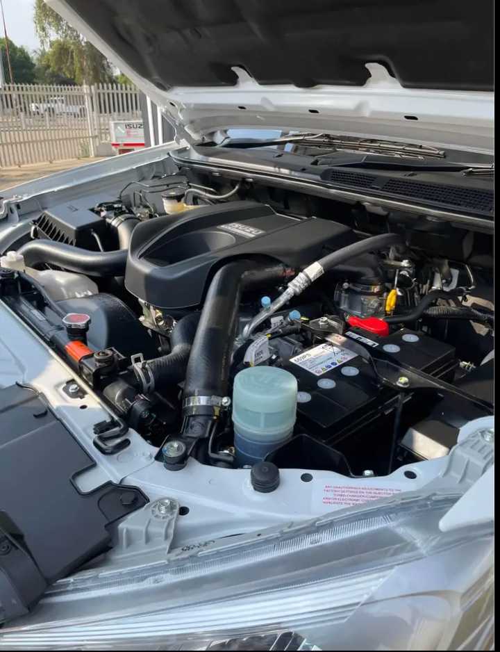 A picture of Isuzu D Max 2022 model 80000 neg Manual trans 5k mileage