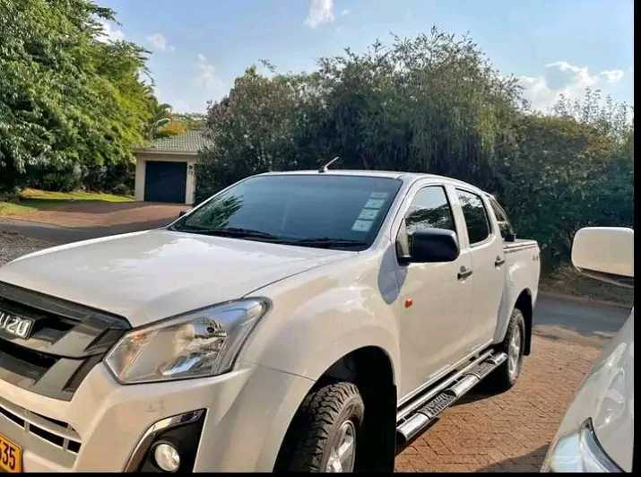 Toyota Mark x 2005
$5000
Auto trans
Clean all around
Body kit 
Smooth drive
Solid suspension
H town deal
App or call
0783666294