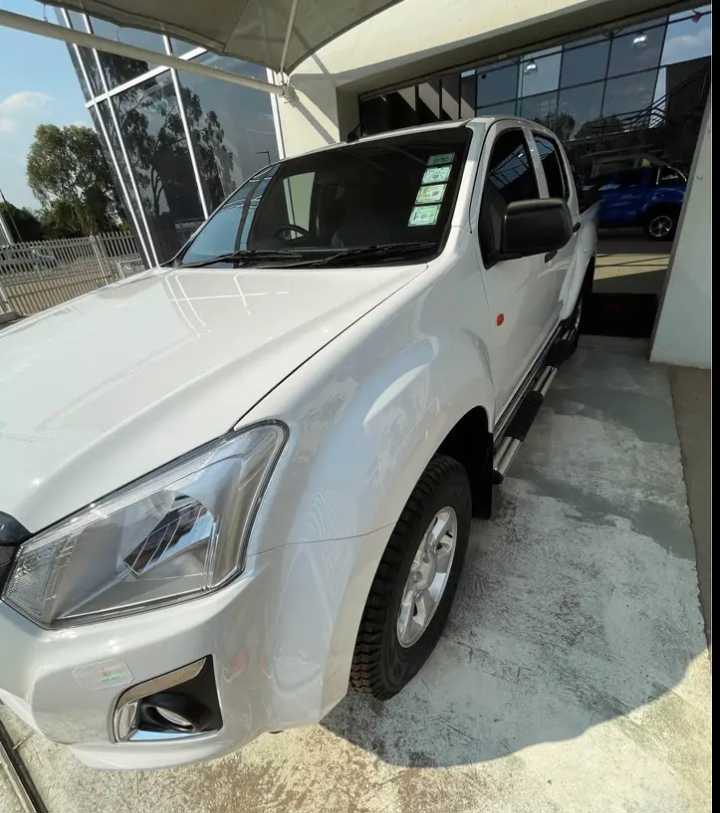 A picture of Isuzu D Max 2022 model 80000 neg Manual trans 5k mileage
