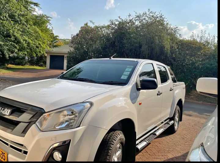A picture of Isuzu D Max 2022 model 80000 neg Manual trans 5k mileage