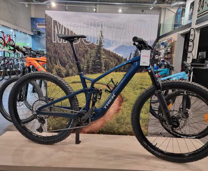 A picture of 2023 Trek Madone SLR 6 eTap Gen 6