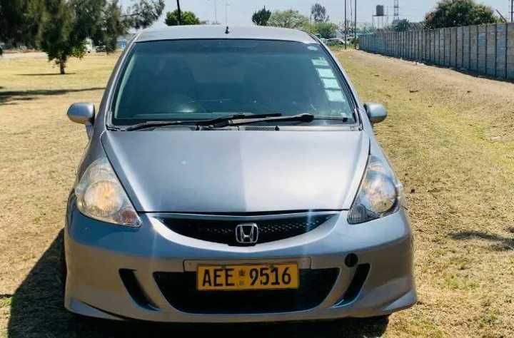Honda fit oldshape
$3500
Auto trans
Low mileage
Very clean
Smooth drive
Vic falls deal
App or call
0783666294