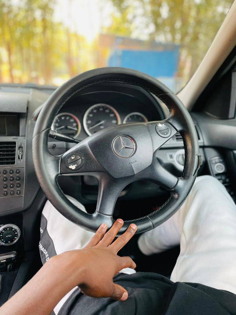 A picture of Its benz c220 big badge 2014 model Diesel Respray free