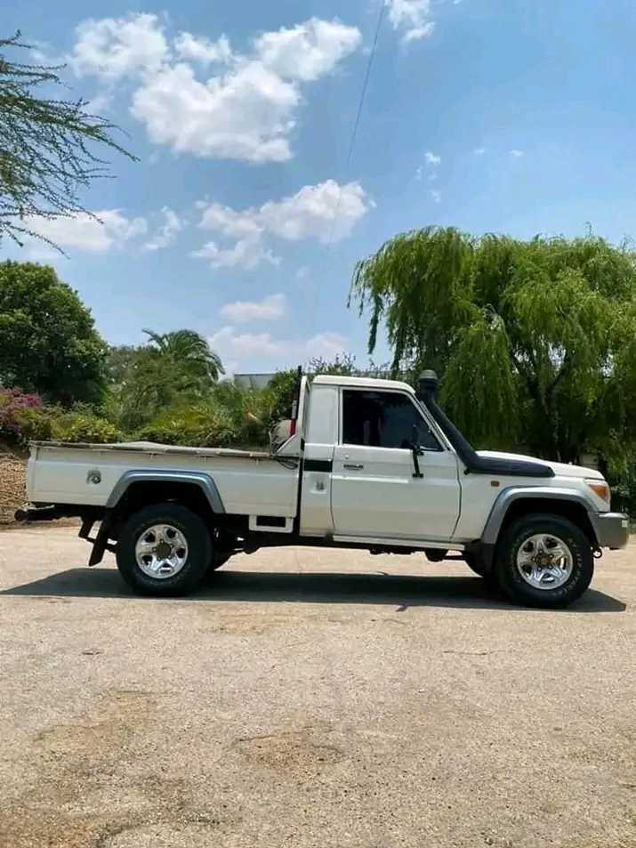 Toyota land cruiser 79 series

Price $45 000

Registered AFK reg
I need money very fast
Its a 1vd-ftv V8 powered engine
4.5 litres
4×4
With Full service history
No accident no faults 

Call or app 0783666294