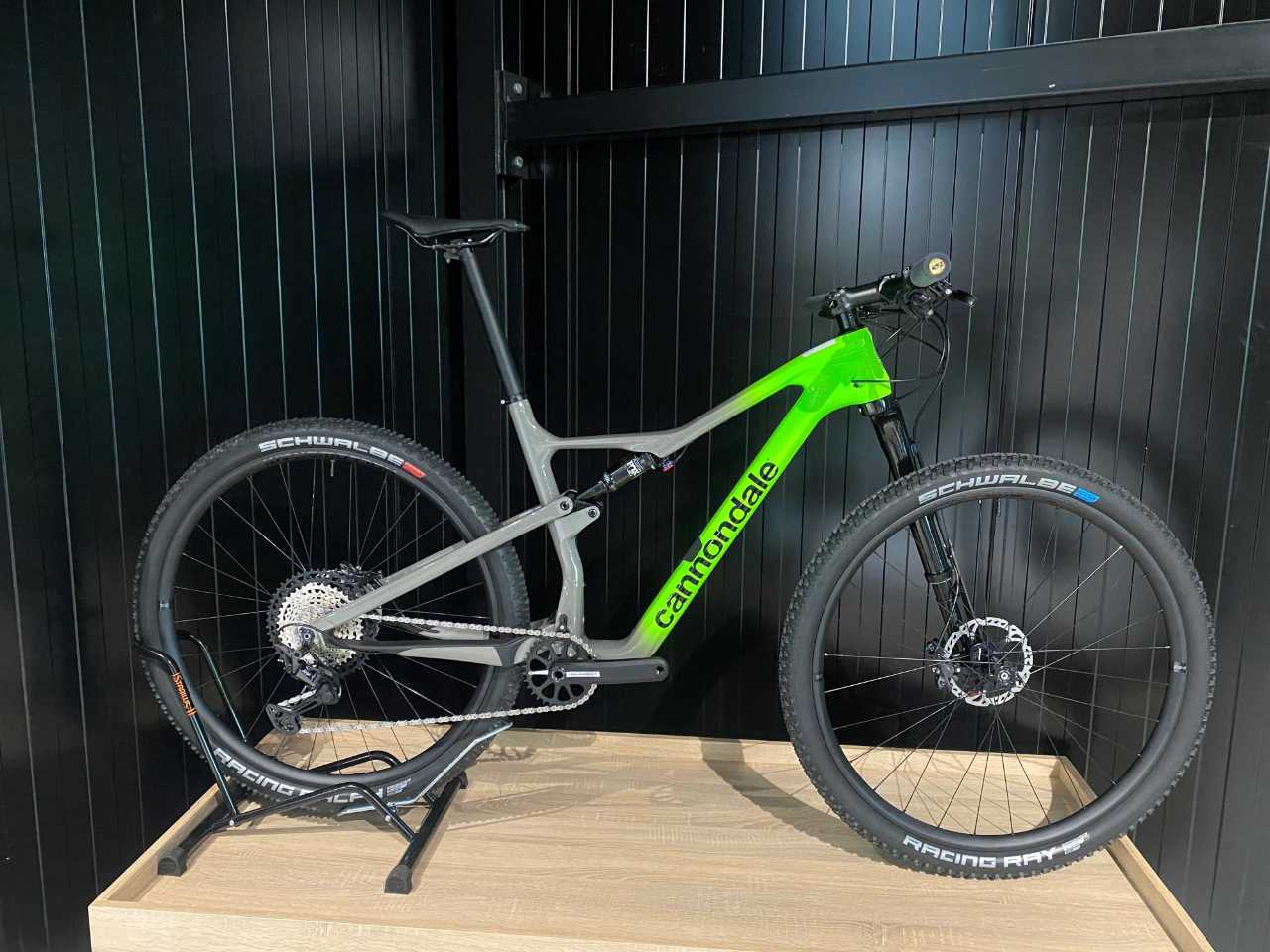 A picture of 2023 Specialized Turbo Levo SL Expert Carbon 