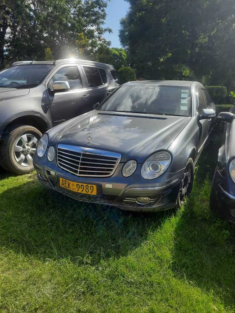 Mercedes-Benz 
E230